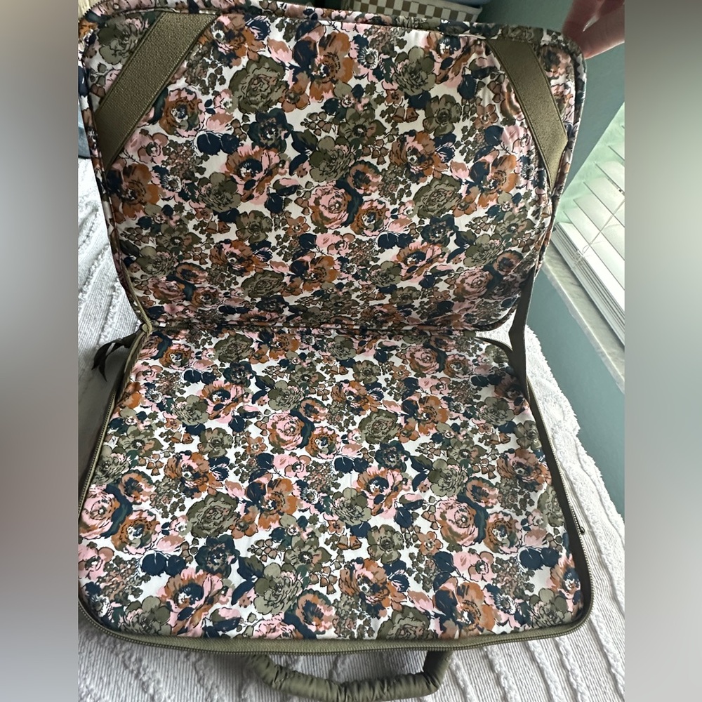 Vera Bradley Olive Green Quilted Laptop Sleeve - Picture 4 of 5